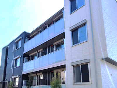 千葉県柏市新富町にあるシャーメゾン新富町の外観です。耐震性を表す指標の最高ランク「耐震等級３」を取得しています。