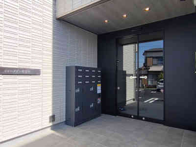 千葉県柏市新富町にあるシャーメゾン新富町のエントランスです。オートロック・宅配ボックスもご用意しています。