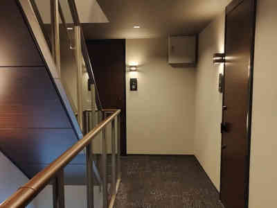 千葉県柏市新富町にあるシャーメゾン新富町の共用廊下です。雨や雪が吹き込まない内廊下・内階段で快適に暮らしていただけます。