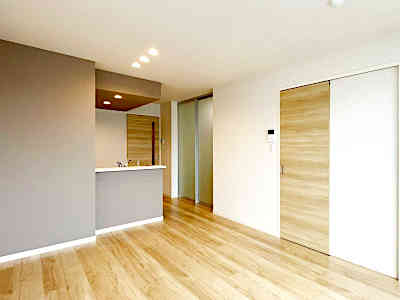 千葉県柏市新富町にあるシャーメゾン新富町のお部屋を紹介します。モダンでシンプルなリビングはお客様に好評です。