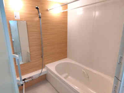 千葉県柏市新富町にあるシャーメゾン新富町のお部屋を紹介します。浴室も木を基調としており、浴室乾燥機が備えつけられています。