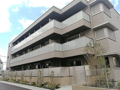 兵庫県西宮市小松東にあるレーヴェ小松東を紹介します。1階に目隠しを採用し、安心してお住まいいただけます。