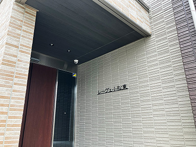 兵庫県西宮市小松東にあるレーヴェ小松東を紹介します。来客時はシンプルながらも高級感のあるエントランスでお迎えが可能です。