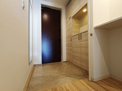 兵庫県西宮市小松東にあるレーヴェ小松東を紹介します。壁との一体感があり、物が置ける下駄箱を採用しています。