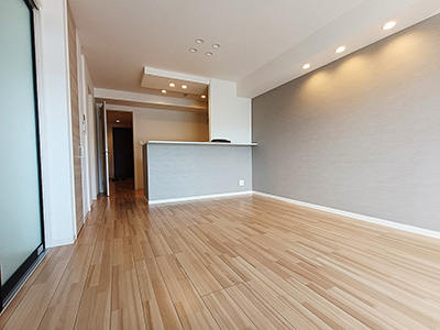 兵庫県西宮市小松東にあるレーヴェ小松東を紹介します。リビングはゆったりとした居心地の良いカラーを採用。