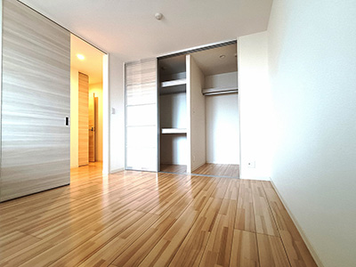 兵庫県西宮市小松東にあるレーヴェ小松東を紹介します。広いスライド型クローゼットを採用。沢山荷物のある方も安心の造りです。