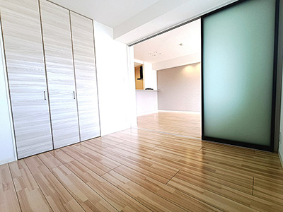 兵庫県西宮市小松東にあるレーヴェ小松東を紹介します。リビングとの境には大きなスライドドアを採用。解放感にあふれる造りとなっています。