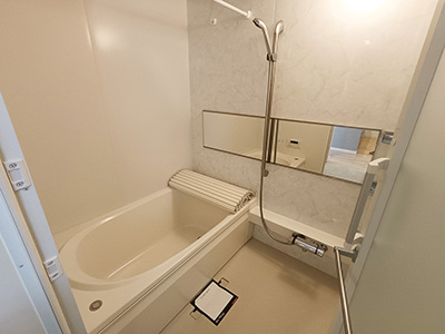 兵庫県西宮市小松東にあるレーヴェ小松東を紹介します。デザインはストーン調の浴室を採用。リラックスした時間をお過ごしいただけます。