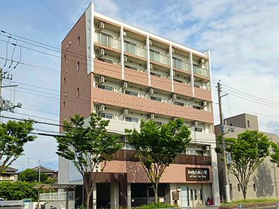 兵庫県伊丹市にあるハッピー新伊丹Ⅱを紹介します。兵庫県道13号線沿いにあるアクセスのよい立地です。