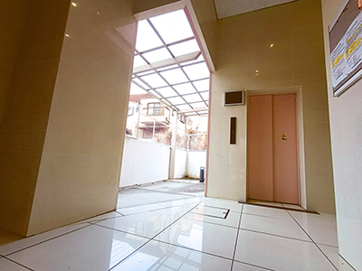 兵庫県伊丹市にあるハッピー新伊丹Ⅱを紹介します。安心感や開放感のある明るいエントランスを採用しています。