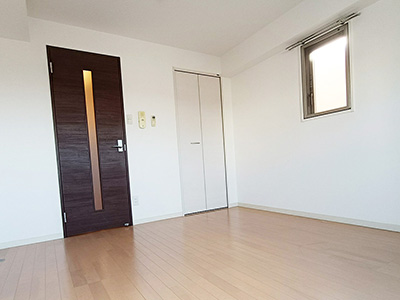 兵庫県伊丹市にあるハッピー新伊丹Ⅱを紹介します。メイン窓の他に小窓も採用。ちょっとした自然な明かりが欲しいときにもおすすめです。