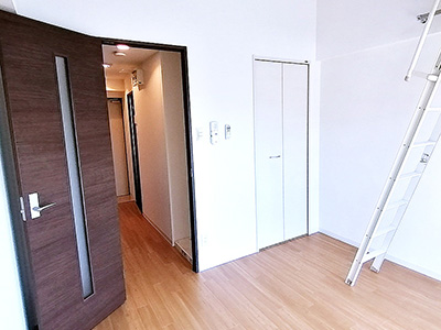 兵庫県伊丹市にあるハッピー新伊丹Ⅱを紹介します。ロフトを採用し、荷物の多い人も広々と過ごしていただけます。