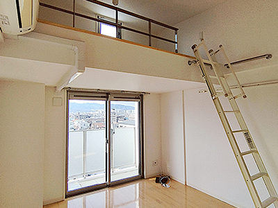 兵庫県伊丹市にあるハッピー新伊丹Ⅱを紹介します。ロフトには落下防止柵を設置。寝室にする場合も安心してお過ごしいただけます。