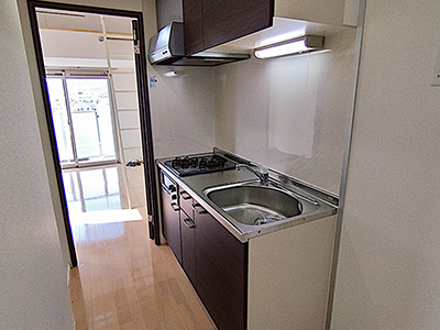 兵庫県伊丹市にあるハッピー新伊丹Ⅱを紹介します。シンプルながらも自炊をしたい方におすすめの明るいキッチン。