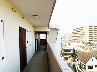 兵庫県伊丹市にあるハッピー新伊丹Ⅱを紹介します。周辺を見渡すことが出来る、明るく開放的な外廊下となっています。