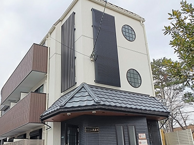 兵庫県西宮市小松南にあるリバージュ武庫川を紹介します。阪神武庫川駅から徒歩2分でアクセス。はじめての一人暮らしにもおすすめの和風の外観が目印の単身向けマンションです。