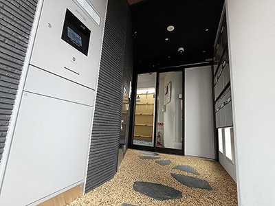 兵庫県西宮市小松南にあるリバージュ武庫川を紹介します。石造りのお庭風の和風エントランスを採用。