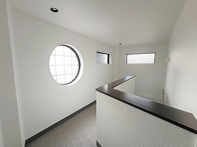 兵庫県西宮市小松南にあるリバージュ武庫川を紹介します。障子を思わせる丸窓を採用。明るい光が差し込みます。