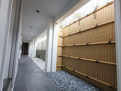 兵庫県西宮市小松南にあるリバージュ武庫川を紹介します。目隠しには一部竹をイメージする和風のものを採用。