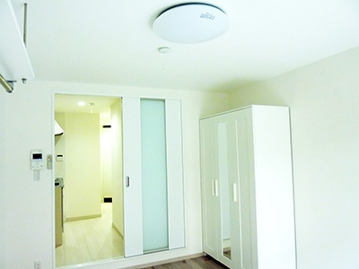 兵庫県西宮市小松南にあるリバージュ武庫川を紹介します。廊下へのドアは部屋を少しでも広く使っていただけるよう、嬉しいスライドドアを採用。