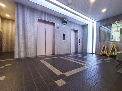 兵庫県西宮市高松町にあるプレラにしのみやを紹介します。エレベーターホールには管理人室もあり、エレベーターには防犯カメラとモニターが設置。