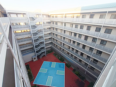 兵庫県西宮市高松町にあるプレラにしのみやを紹介します。マンション内部にはプレイロットを採用。解放感のある廊下をお楽しみいただけます。