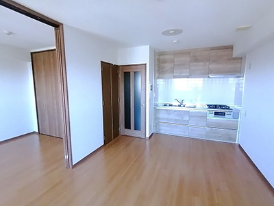 兵庫県西宮市高松町にあるプレラにしのみやを紹介します。リビングを広く使いやすいキッチンを採用。