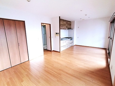 兵庫県西宮市高松町にあるプレラにしのみやを紹介します。採光のよいリビングキッチン。来客時もゆったりとお出迎えしていただくことが可能です。