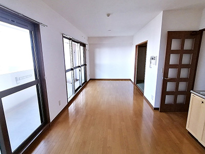 兵庫県西宮市高松町にあるプレラにしのみやを紹介します。採光のよいリビングキッチン。大きな窓を採用し、外の天気も楽しんでいただけます。